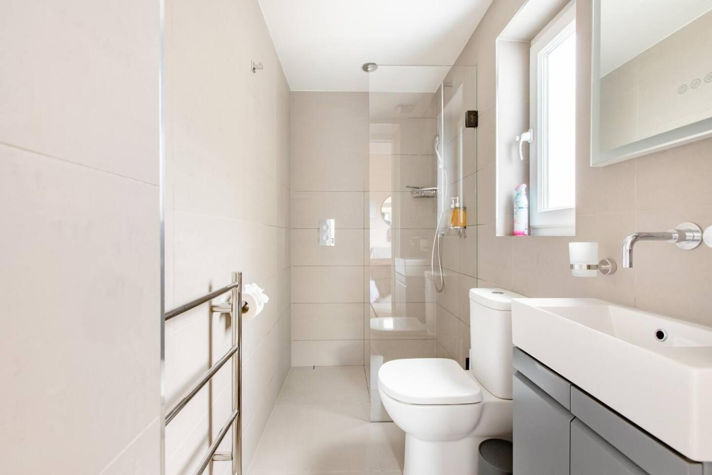 לונדון Luxury King-Bed Ensuite With Quiet Private Patio מראה חיצוני תמונה