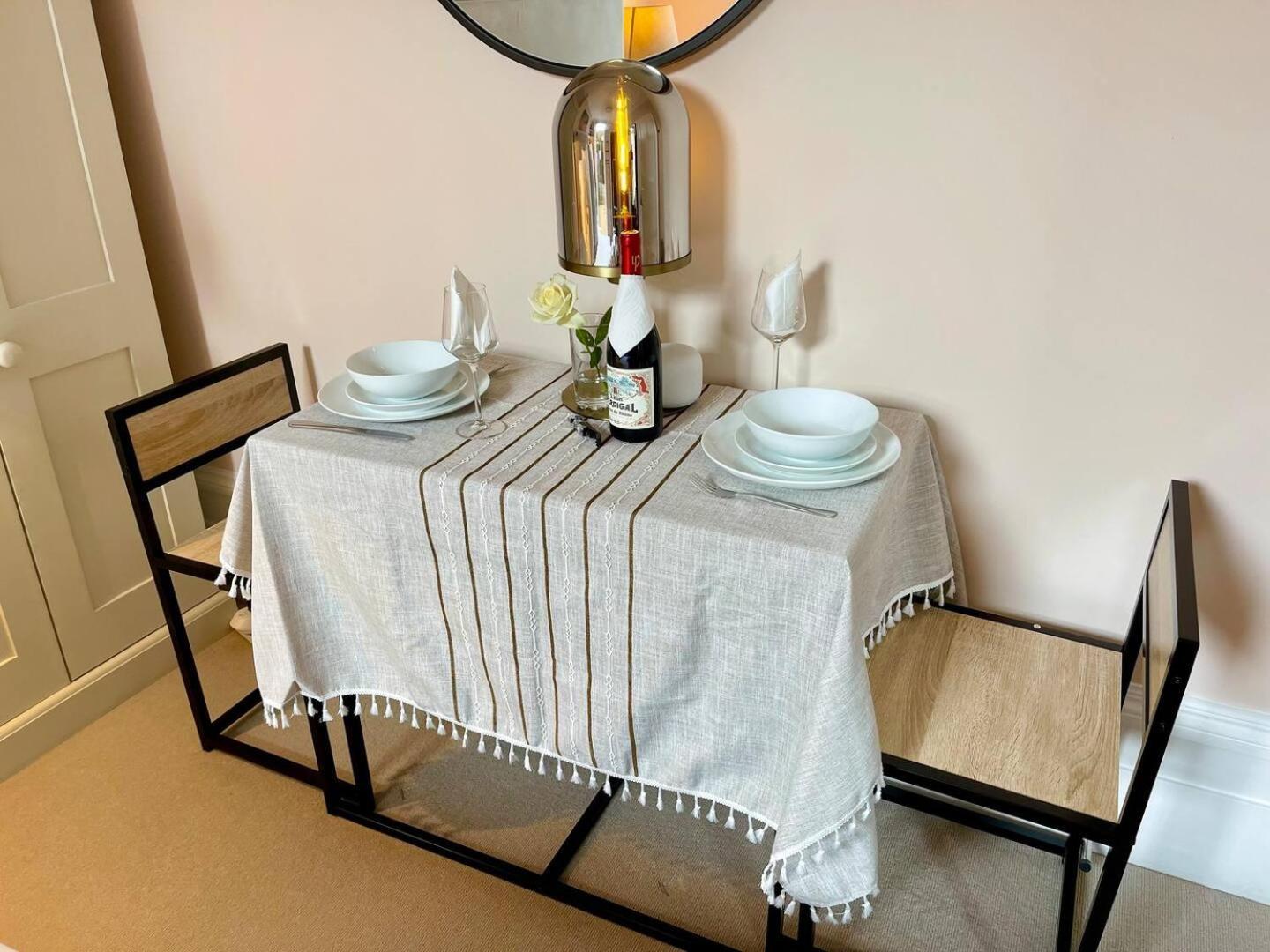 לונדון Luxury King-Bed Ensuite With Quiet Private Patio מראה חיצוני תמונה