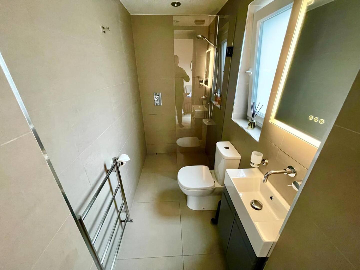 לונדון Luxury King-Bed Ensuite With Quiet Private Patio מראה חיצוני תמונה