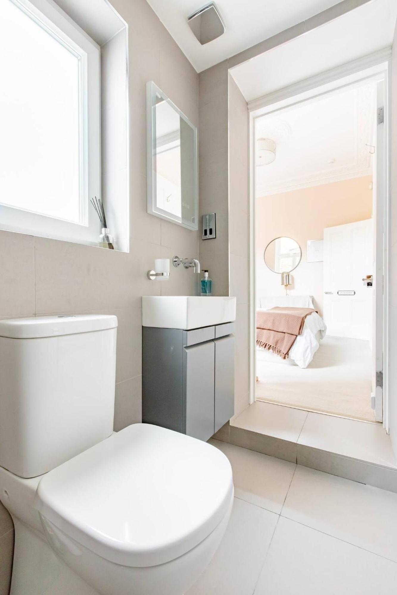 לונדון Luxury King-Bed Ensuite With Quiet Private Patio מראה חיצוני תמונה